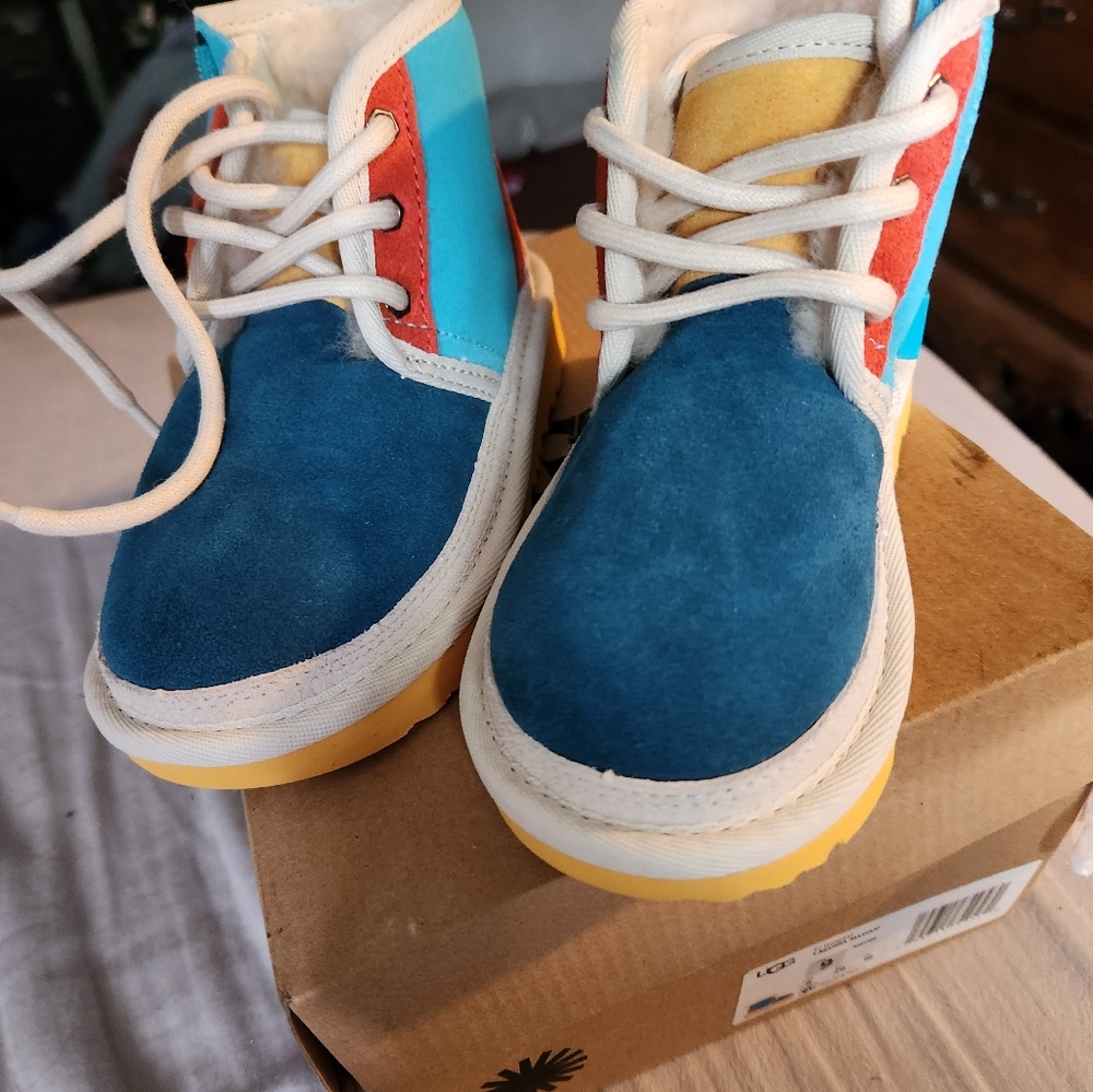UGG Toddler size 9 T NEUMEL MASHUP Boot. Multi-colored unisex